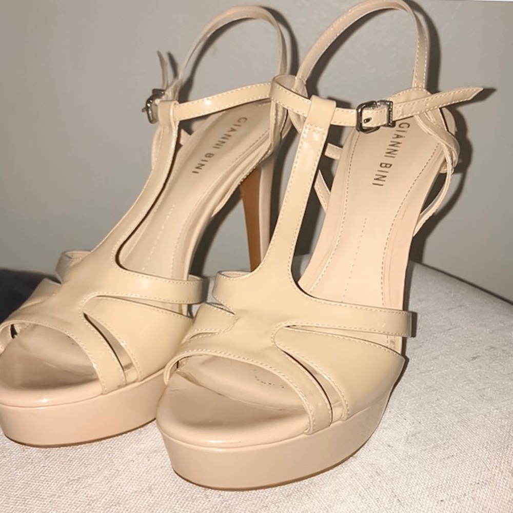 ✮ Gianni Bini Nude Heels